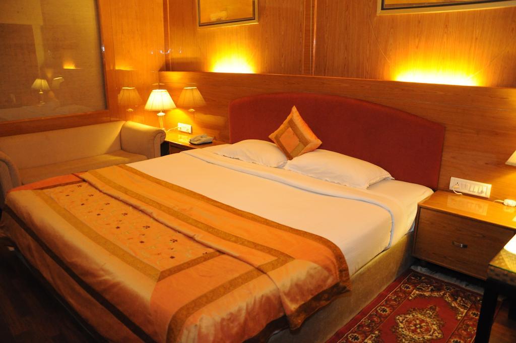 Meuse Jupiter Business And Luxury Hotel Nashik Room photo